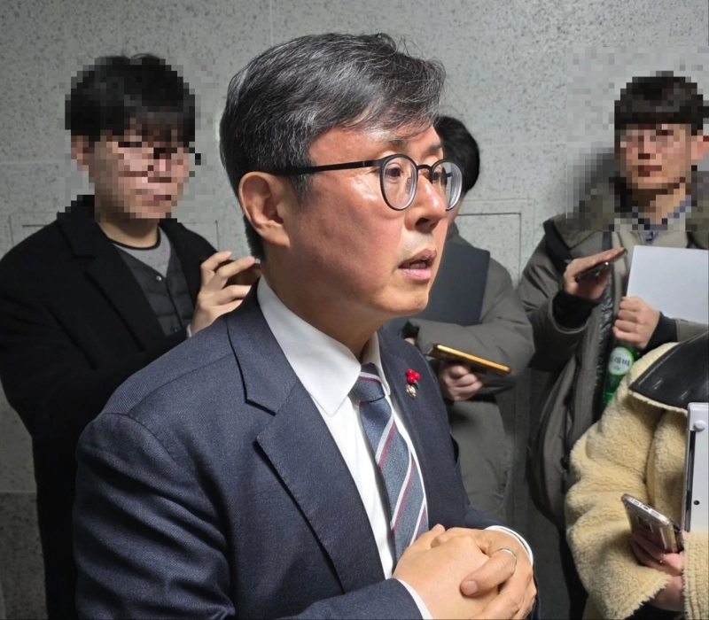 Rep. Ahn Do-geol of the Democratic Party of Korea, a member of the Digital Assets TF, speaks to reporters after completing a briefing to the policy committee at the National Assembly Members’ Office Building on the 29th./Photo=Jin-wook, Bloomingbit reporter