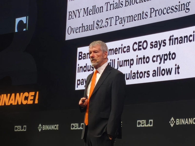 3日(現地時間) ドバイ・コカ・コーラ・アリーナで開催されたバイナンス・ブロックチェーン・ウィーク2025でマイケル・セイラー ストラテジー会長が演説している。 / 写真=イ・ヨンミン ブルーミングビット記者