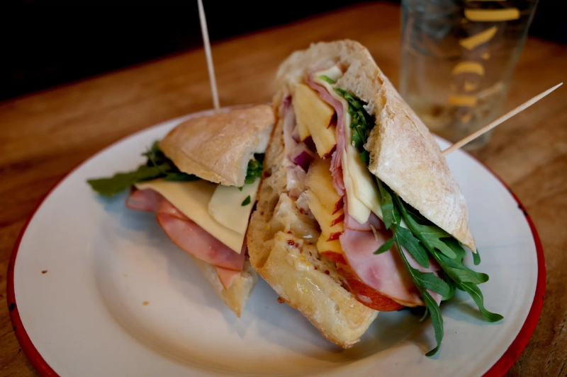 서울 강남구에 위치한 '카페 알베르'의 사과 햄 샌드위치. 사진=이준형 기자