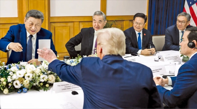 < トランプが差し出した紙に笑う習近平 > 習近平中国国家主席が先月30日、釜山金海国際空港で行われた米中首脳会談の最中にドナルド・トランプ米大統領が差し出した紙を見て笑っている。紙にどんな内容が書かれていたかは知られていない。ホワイトハウス提供