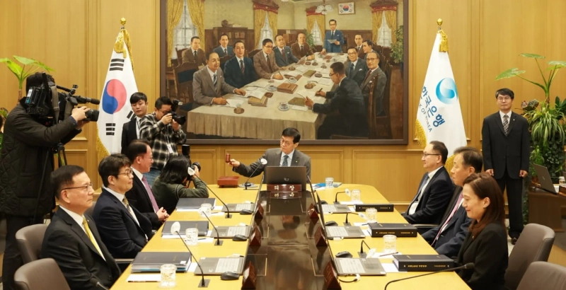 이창용 한국은행 총재(가운데)가 27일 서울 남대문로 한은 본관에서 금융통화위원회 통화정책 방향 회의를 주재하고 있다. 한은 제공.