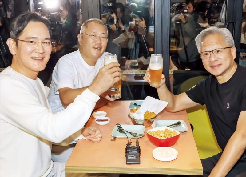 젠슨 황 엔비디아 최고경영자(CEO·오른쪽부터)와 정의선 현대자동차그룹 회장, 이재용 삼성전자 회장이 30일 서울 삼성동 깐부치킨 매장에서 맥주잔을 들고 건배하고 있다. /문경덕 기자