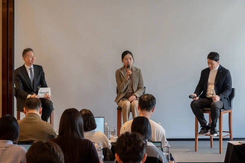 4일 서울 조선웨스턴호텔에서 열린 오픈AI 코리아 기자간담회에서 왼쪽부터 김경훈 오픈AI 코리아 총괄 대표, 서아란 GS건설 상무, 정영훈 LG유플러스 상무가 발표하고 있다. 사진=오픈AI