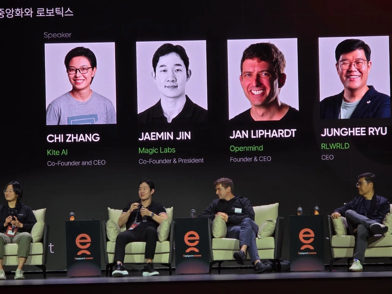 (左から)チ・ジャン カイトAI共同創業者、ジェミン・ジン マジックラブス共同創業者、ヤン・リパート オープンマインド創業者、リュ・ジュンヒ リアルワールド最高経営責任者(CEO)が22日、ソウル龍山区グランドハイアットソウルで開催されたグローバルWeb3プライベートカンファレンス『イーストポイント:ソウル 2025』で発言している。 /写真=ジヌク ブルーミングビット記者