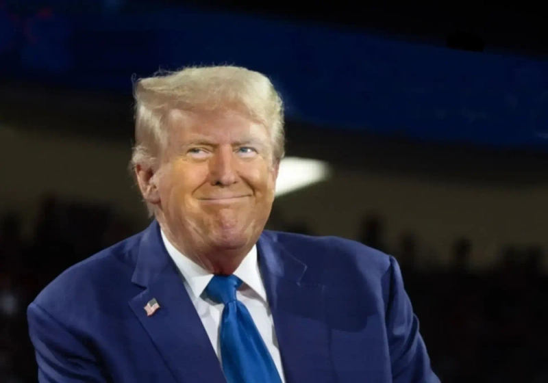 Trump Considers Mass Pardons for Aides Before Leaving Office