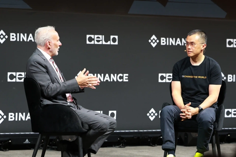 4日(現地時間) ドバイ・コカ・コーラ・アリーナで行われたバイナンス・ブロックチェーン・ウィーク(BBW2025)でピーター・シフ(ユーロ・パシフィック・キャピタル最高経営者、左)とチャンポン・ジャオ(CZ、バイナンス創業者)が議論を交わしている。 / 写真=イ・ヨンミン ブルーミングビット記者