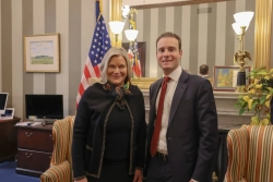 CFTC chair, Sen. Lummis hold surprise meeting… “Urgent need for crypto legislation”
