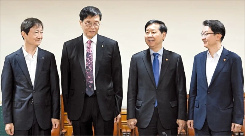 < F4 회의 > 구윤철 부총리 겸 기획재정부 장관(왼쪽 세 번째), 이창용 한국은행 총재(두 번째), 이억원 금융위원장(네 번째), 이찬진 금융감독원장이 24일 은행연합회관에서 대화하고 있다. /기재부 제공
