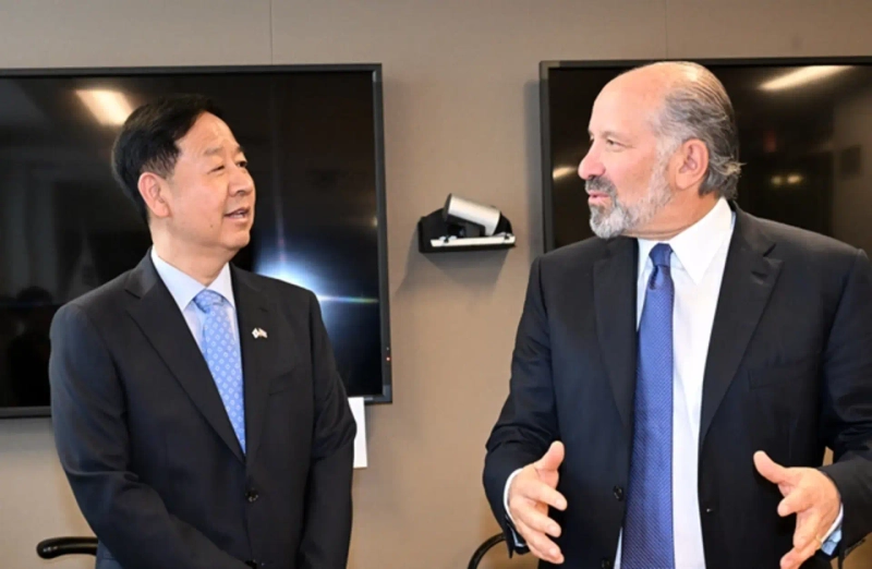 米韓の通商協議のため米ワシントンDCを訪れた具允哲副首相兼企画財政部長官が29日(現地時間)、米商務省でハワード・ラトニック商務長官と通商協議に先立ち会話している。写真提供=企画財政部