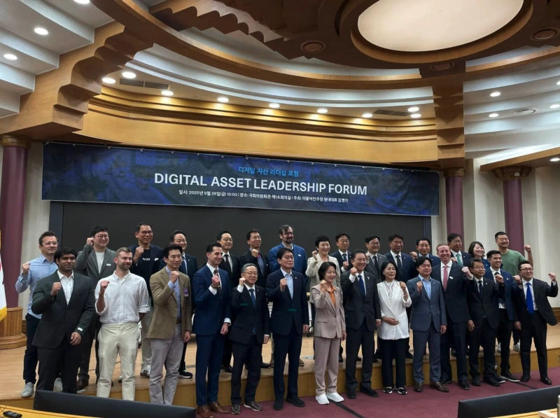 On the 26th, global Web3 leaders who attended the 'Digital Asset Leadership Forum' held at the National Assembly Members' Office Building in Yeouido, Seoul, pose for a commemorative photo. / Photo = Hwang Doo-hyun, Bloomingbit reporter