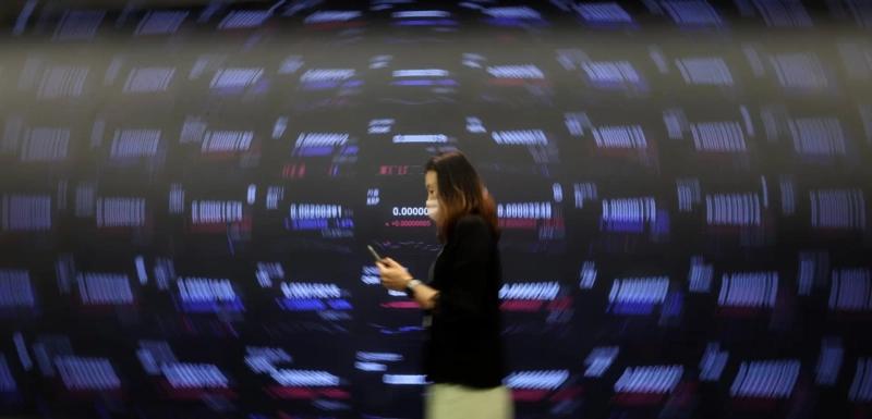 '빨간불 깜빡깜빡' 개미들 꼬시더니…들통난 작전 세력