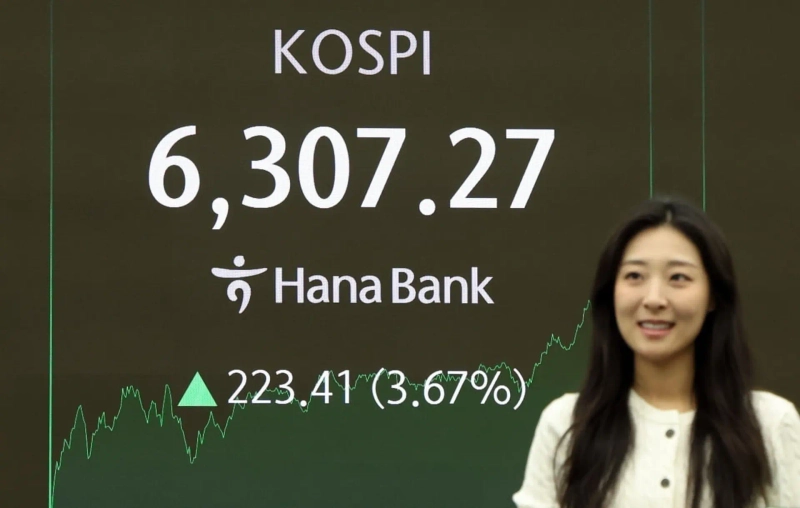 コスピが史上最高値を再び更新した26日午後、ソウル中区のハナ銀行本店ディーリングルームのボードにサムスン電子とSKハイニックス、現代自動車の終値が掲示されている。写真=キム・ボムジュン記者