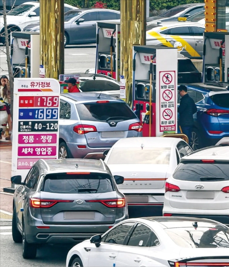 As domestic fuel prices soared in the wake of the U.S.-Iran war, cars flocked on the 11th to a gas station in Seoul that was relatively cheaper. According to Opinet, the Korea National Oil Corporation’s oil price information system, the nationwide average gasoline price at gas stations on the 12th was 1,898.78 won per liter, down 5.5 won from the previous day. Photo=Im Hyeong-taek, The Korea Economic Daily