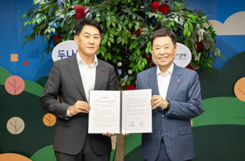 アップビットとサランエヨルメがデジタル資産寄付文化の活性化のための業務協約(MOU)を締結した。写真左からドゥナム オ・ギョンソク代表、サランエヨルメ キム・ビョンジュン会長 / 写真=アップビット