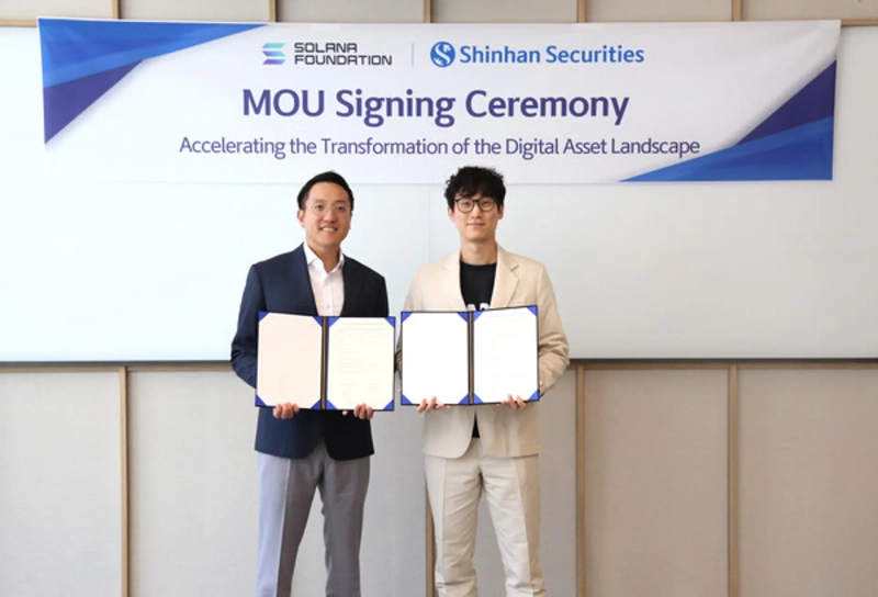 On April 17, Lu Yin (left), Head of APAC Business Development at the Solana Foundation, is taking a commemorative photo to mark the signing of a strategic Memorandum of Understanding (MOU) with Shinhan Investment Corp. for expanding the digital asset ecosystem / Photo=Shinhan Investment Corp.