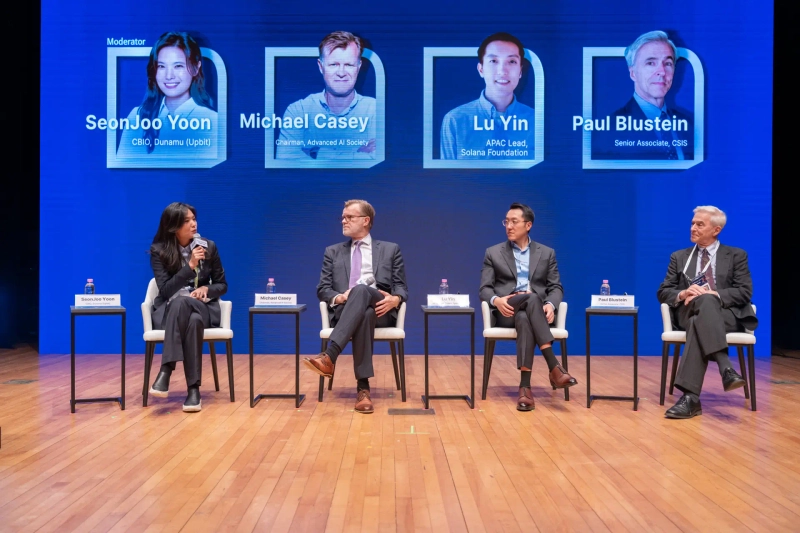 (左から) ユン・ソンジュ ドゥナム CBIO、マイケル・ケーシー MITメディアラボ デジタル通貨イニシアティブ 上級顧問、ルー・イン ソラナ財団 APAC事業開発総括、ポール・ブルースタイン 金融ジャーナリストで『キングドル』の著者が30日『フューチャーテックフォーラムデジタル資産』パネル討論で発言している。 /写真=ドゥナム