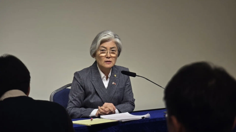 강경화 주미대사가 24일(현지시간) 미국 워싱턴DC 한국문화원에서 특파원단과 간담회를 진행하고 있다. /워싱턴=이상은 특파원