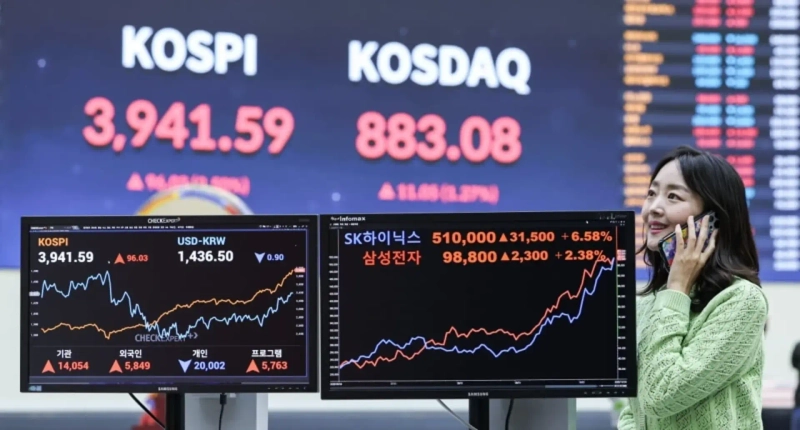 코스피지수가 사상 처음 3940선을 돌파한 24일 오후 서울 영등포구 여의도 한국거래소 모니터에 SK하이닉스와 삼성전자 종가가 나타나고 있다. 이날 삼성전자와 SK하이닉스의 합산 시가총액은 1000조를 돌파했다./ 사진=임형택기자