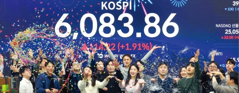 25日、ソウル・会賢洞のウリィ銀行本店ディーリングルームで、職員らがKOSPI指数の6000突破を祝っている。Photo=ムン・ギョンドク 韓国経済新聞記者