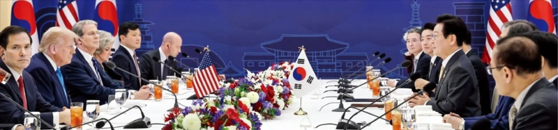 < 마주 앉은 한·미 정상 > 이재명 대통령과 도널드 트럼프 미국 대통령이 29일 경북 국립경주박물관에서 한·미 정상회담을 하고 있다. 이 대통령은