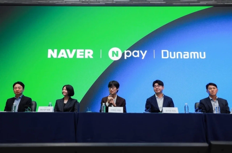 27日 京畿道城南市に位置するネイバー1784で行われたネイバー・ネイバーファイナンシャル・ドゥナム3社合同記者会見で3社の経営陣が発表を行っている。左からパク・サンジン ネイバーペイ代表、チェ・スヨン ネイバー代表、イ・ヘジン ネイバー取締役会議長、ソン・チヒョン ドゥナム会長、オ・ギョンソク ドゥナム代表 // 写真=ネイバー