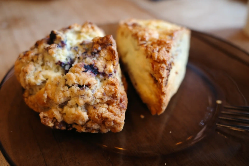 서울 강남구에 위치한 '카페 알베르'의 무화과 스콘과 블루베리 스콘. 사진=이준형 기자