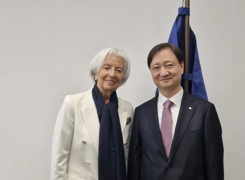 FSS Governor Lee Chan-jin (right) poses for a commemorative photo with ECB President Christine Lagarde on the 11th at the European Central Bank (ECB) in Frankfurt, Germany. Photo=Financial Supervisory Service