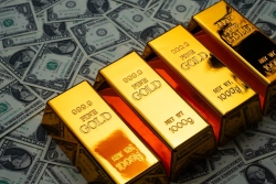 Gold prices hit record highs while Bitcoin lags..."Gold·silver rally must cool before a rebound"