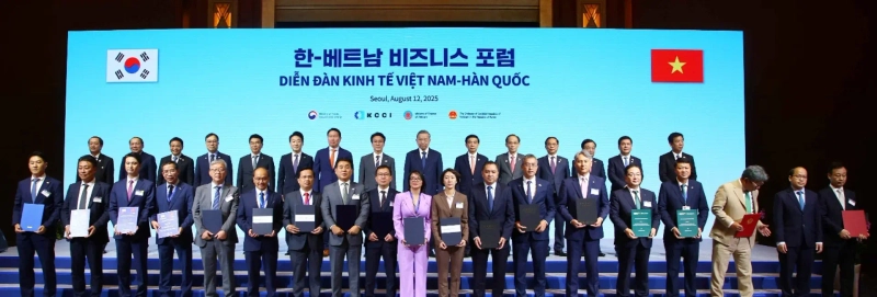 ドゥナムとベトナムのミリタリーバンクは12日、ソウル・ロッテホテルで開催された「韓・ベトナムビジネスフォーラム」にて技術提携覚書(MOU)を締結しました。オ・ギョンソク ドゥナム代表、リュ・チュン・タイ ミリタリーバンク会長など、韓国とベトナムの両国政府・機関・企業関係者が記念撮影を行っています。/ 写真=大韓商工会議所