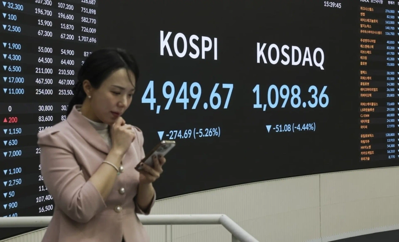 The closing price is displayed on a board at the Korea Exchange in Yeouido, Seoul, on the 2nd after the KOSPI fell below the 5,000 level amid weakness in U.S. stocks. /Photo=Lim Hyeong-taek, reporter