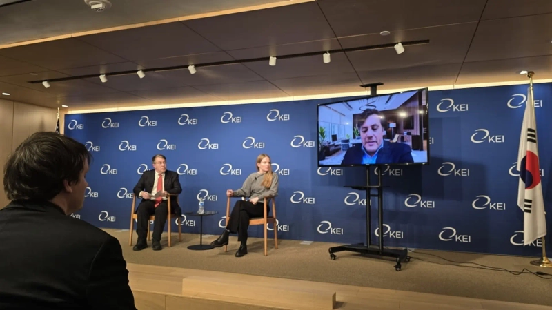 한미경제연구소(KEI)가 23일 주최한 관세 관련 좌담회. 단상 왼쪽은 스콧 스나이더 KEI 소장, 오른쪽은 케이트 칼루트키에비치 맥라티 이사. 화면은 피터 해럴 카네기국제평화재단 선임연구원. / 워싱턴=이상은 특파원