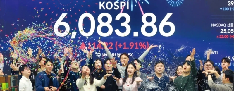 25일 서울 회현동 우리은행 본점 딜링룸에서 직원들이 코스피지수 6000 돌파를 축하하고 있다. 사진=문경덕 한국경제신문 기자