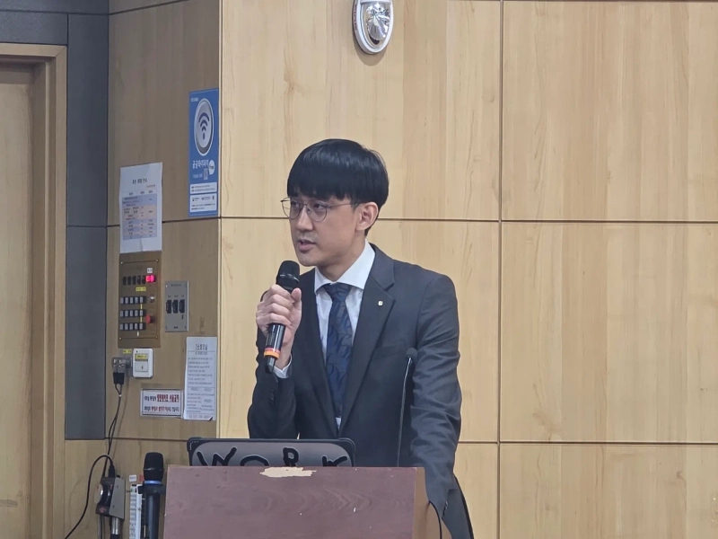 Kim Pil-su, a researcher at the Korea Financial Telecommunications & Clearings Institute, speaks at the 'Forum on Trends and Review of Anti-Money Laundering Systems in Response to the Spread of Stablecoins' held on the 28th in Conference Room 2 of the National Assembly Members' Office Building in Yeouido, Seoul./Photo=Bloomingbit reporter Jin-uk