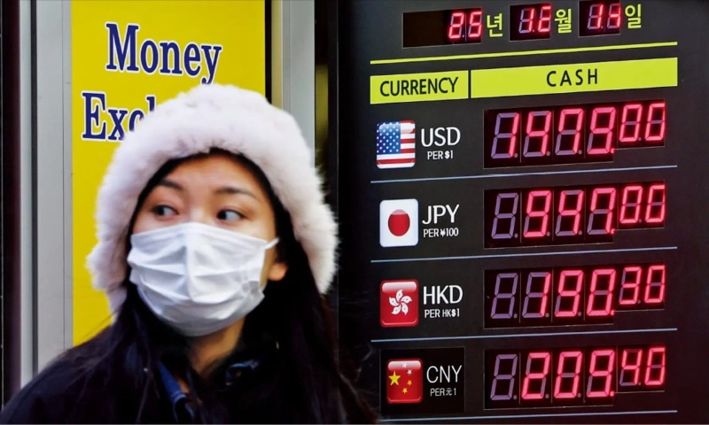 14일 한국은행에 따르면 12월 첫 2주간 원·달러 평균 환율(주간 거래 종가 기준)은 1470원 40전으로 1997년 외환위기 이후 최고치를 기록했다. 이날 서울 중구 명동거리 환전소에 주요 통화의 환율이 표시돼 있다. 사진=최혁 한국경제신문 기자