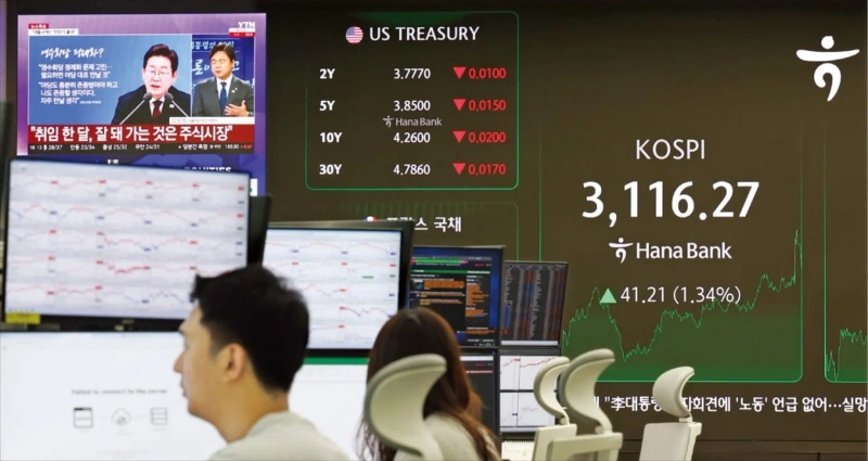 Employees are working in the dealing room at the Euljiro Hana Bank headquarters in Seoul. Reporter Lee Sol