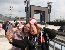 South Korea Department-Store Stocks Surge as Lotte Shopping Hits 52-Week High on Tourist Boom Bets
