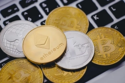 Bitcoin Falls Below $74,000 as Major Altcoins Decline