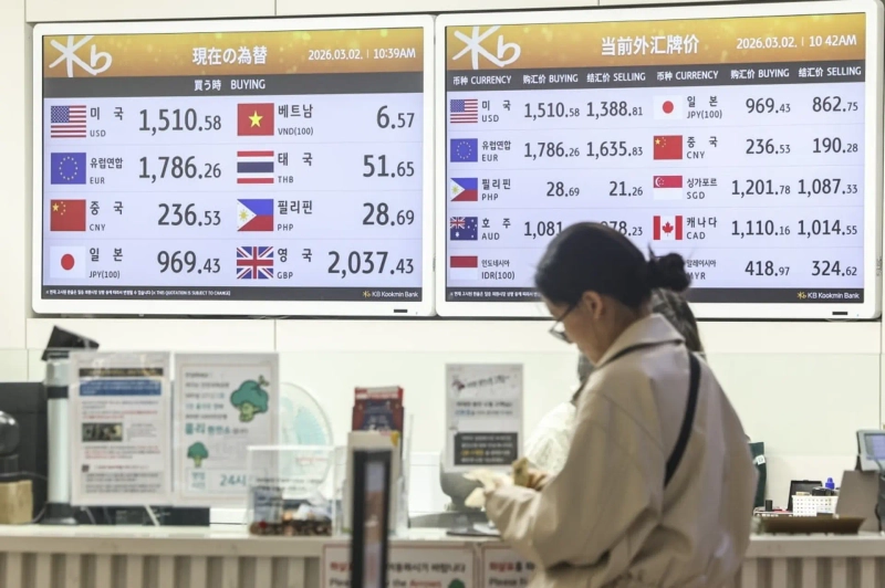 On the 2nd, citizens exchange currency at a money exchange counter at Terminal 1 of Incheon International Airport. /Photo=Reporter Lim Hyeong-taek