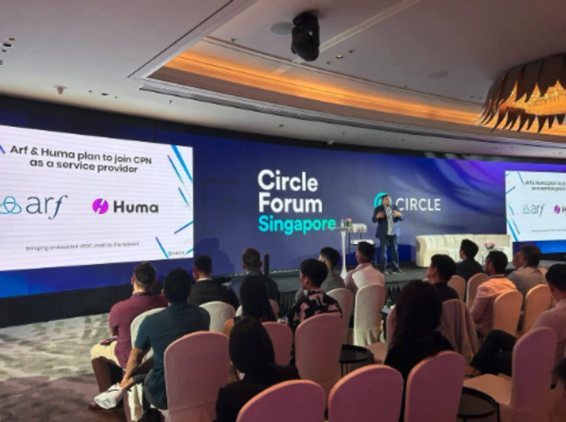 Irfan Ganchi (Irfan Ganchi), Circle's Senior Vice President (SVP) of Product Management, is announcing Huma and Arf's joining of the Circle Payment Network (CPN) at a recent Circle Forum held in Singapore.