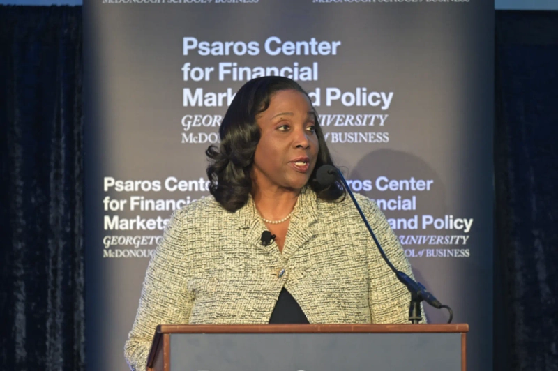 20日にジョージタウン大学で演説するリサ・クックFRB理事。 / 写真 = Fedホームページ