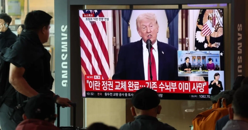 On the morning of the 2nd, citizens watch a live broadcast of U.S. President Donald Trump’s national address on the war with Iran at the main waiting hall of Seoul Station. Choi Hyuk, The Korea Economic Daily