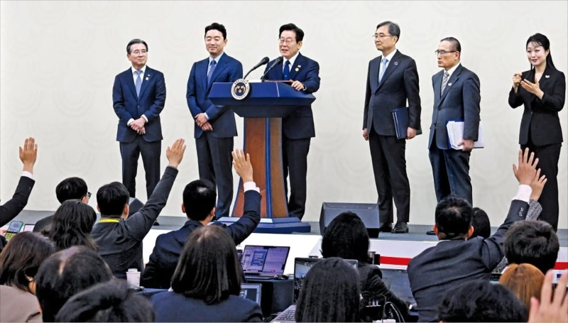 이재명 대통령이 지난 1일 경북 경주 국제미디어센터(IMC)에서 열린 내외신 기자회견에서 취재진 질문에 답변하고 있다. 왼쪽부터 김용범 대통령실 정책실장, 강훈식 대통령 비서실장, 이 대통령, 조현 외교부 장관, 위성락 국가안보실장. 김범준 기자