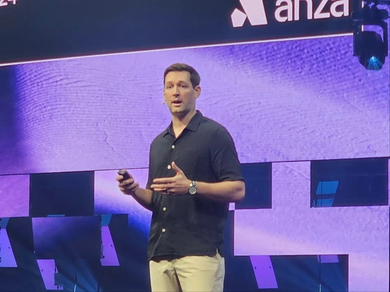 Brennan Watt, Anza's Vice President of Core Engineering, is presenting at 'Solana Breakpoint 2025'./Photo=Lee Su-hyun, BloomingBit reporter