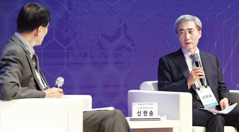 < 이창용과 대담하는 신현송 한은 총재 후보자 > 신현송 한국은행 총재 후보자(오른쪽·당시 국제결제은행 조사국장)가 2023년 2월 서울 중구 대한상공회의소에서 열린 '경제 패러다임 변화와 한국 경제의 대응 방안' 세미나에서 이창용 한은 총재와 대담하고 있다. 한경DB