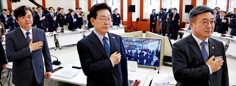 이재명 대통령이 28일 청와대에서 열린 국민생명안전위원회 제2차 전체회의에 참석해 국민의례를 하고 있다. 이 대통령은