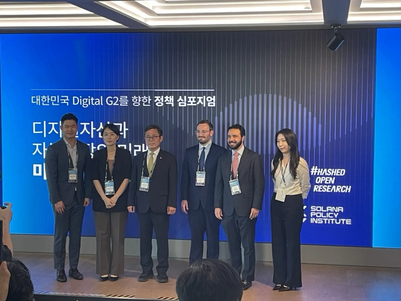 Attendees pose for a commemorative photo at the policy symposium, “The Future of Digital Assets and Capital Markets — Choices for the U.S. and South Korea,” co-hosted by Hashed Open Research and the Solana Policy Institute at Hashed Lounge in Seoul’s Gangnam district on June 23. Photo: Kang Min-seung/Bloomingbit