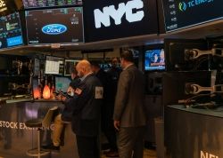 Nasdaq Falls 1.5% as Bond Yields Surge, Trump-Xi Summit Ends Without Breakthrough