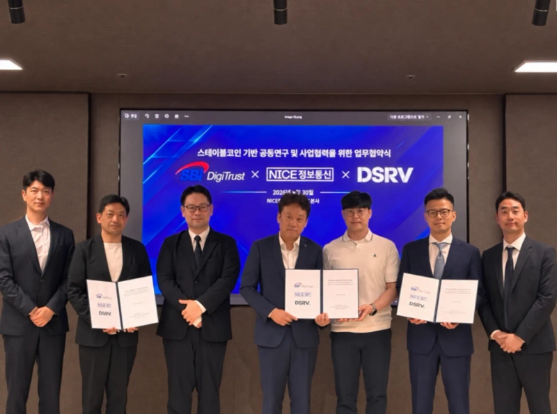 김주호 SBI Holdings 매니저(왼쪽부터), 스기야마 타쿠야 SBI Holdings 디지털스페이스 부문 부책임자, 시모야마 타카후미 SBI DigiTrust 부사장, 강세현 NICE정보통신 매니징디렉터, 김동섭 NICE정보통신 글로벌페이먼츠본부 매니저, 서병윤 DSRV 공동대표, 정규석 DSRV 일본사업총괄이 지난달 30일 NICE정보통신 본사에서 열린 업무협약식에서 기념 촬영을 하고 있다. /사진=DSRV