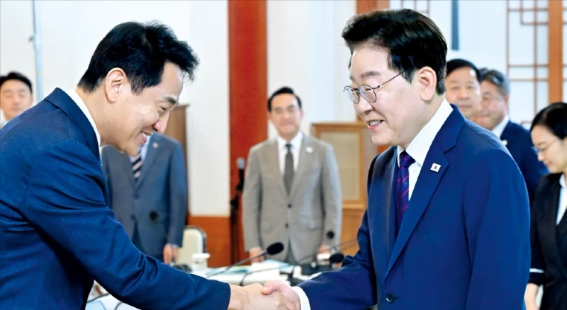 이재명 대통령이 26일 청와대에서 열린 중앙지방협력회의에서 오세훈 서울시장과 악수하고 있다. 사진=김범준 한국경제신문 기자