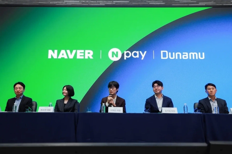 ネイバー取締役会の李海珍議長が2025年11月27日、京畿道城南市のネイバー1784で開かれたネイバー、ネイバー・ファイナンシャル、ドゥナムの3社合同記者懇談会で発言している。左から、Npayのパク・サンジン代表、ネイバーのチェ・スヨン代表取締役、ネイバー取締役会の李海珍議長、ドゥナムのソン・チヒョン会長、ドゥナムのオ・ギョンソク代表取締役。写真:ネイバー
